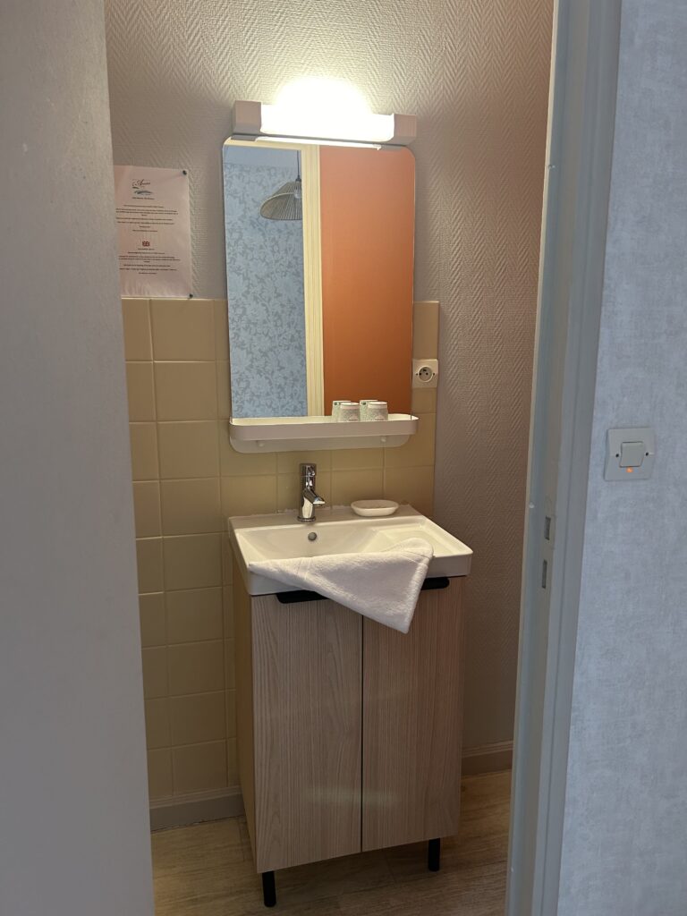 hotel-annexe-chambre1-sdb