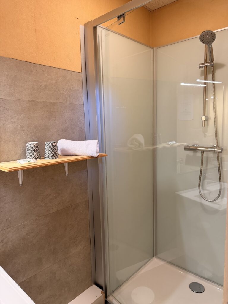 hotel-annexe-chambre11-sdb (2)