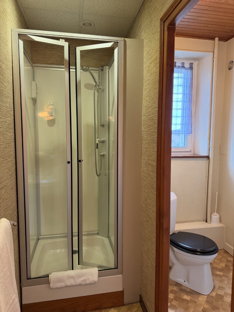 hotel-annexe-chambre17-sdb (2)