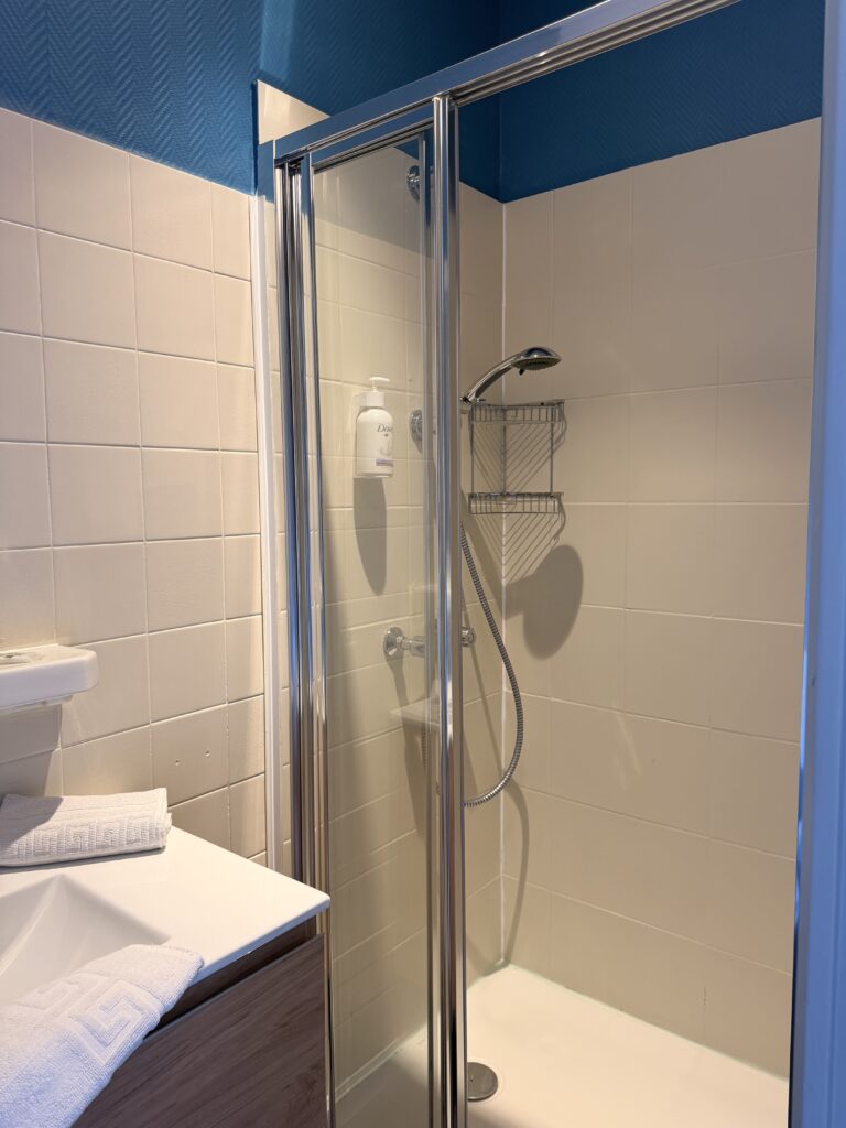 hotel-annexe-chambre2-sdb (2)